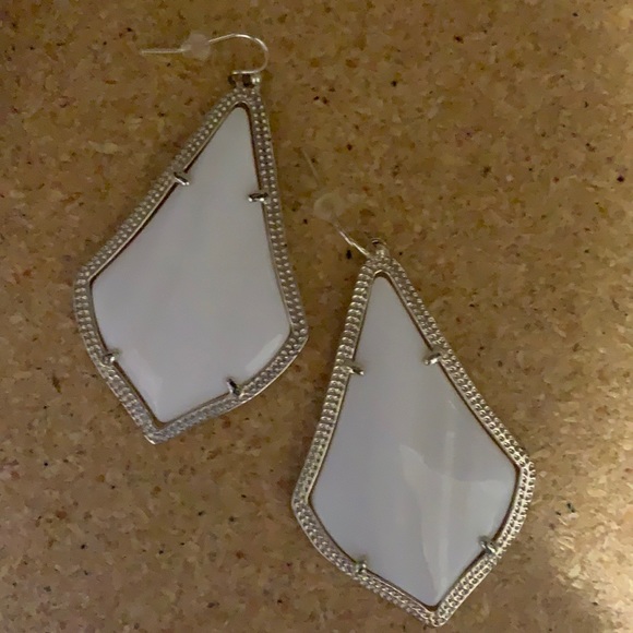 Like new Kendra Scott earrings - Picture 1 of 3
